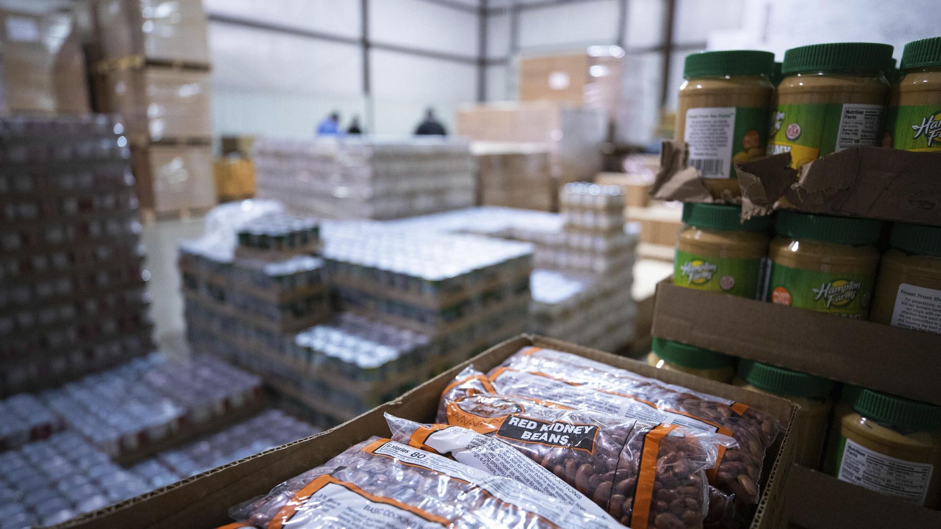 Продукты питания в одном из продовольственных банков США Продукты питания в одном из продовольственных банков США - РИА Новости, 1920, 22.03.2025