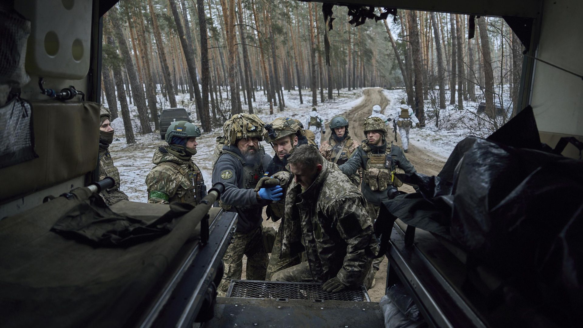 Медики помогают раненому украинскому солдату Медики помогают раненому украинскому солдату - РИА Новости, 1920, 18.01.2024