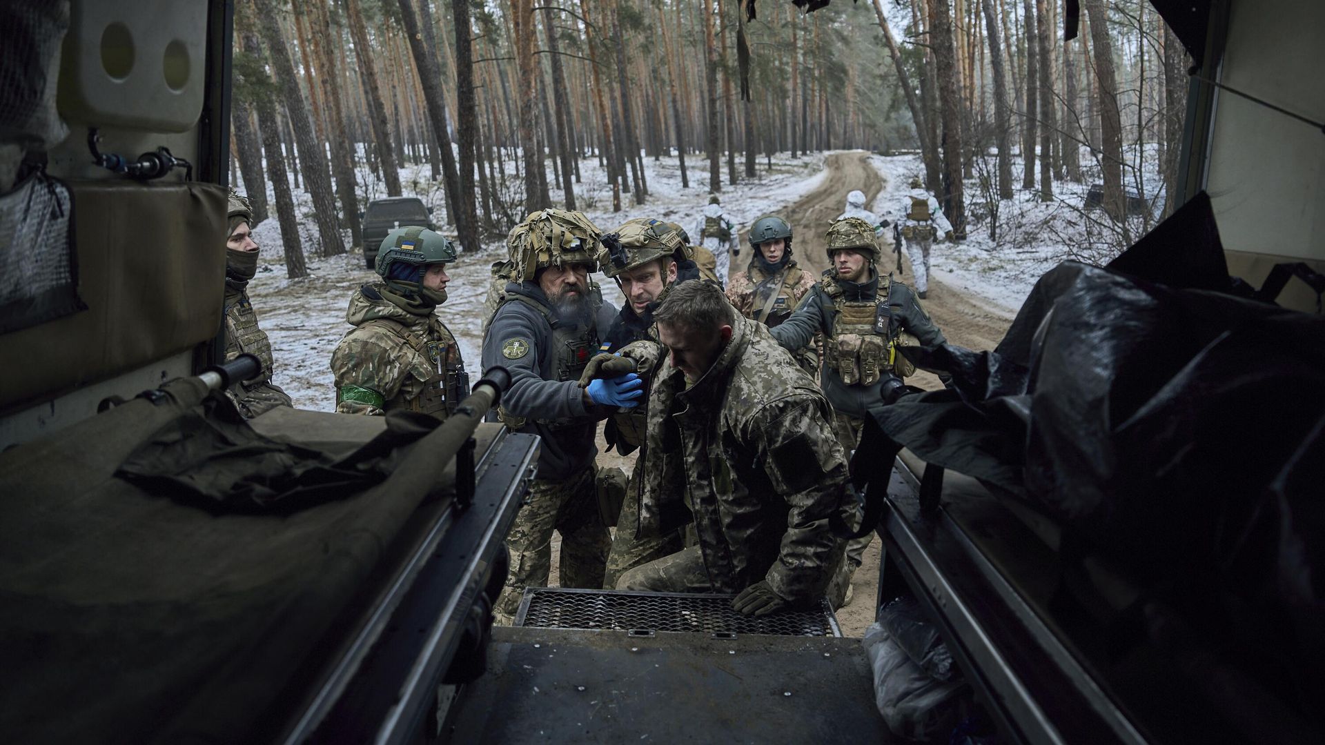 Медики помогают раненому украинскому солдату Медики помогают раненому украинскому солдату - РИА Новости, 1920, 07.02.2023