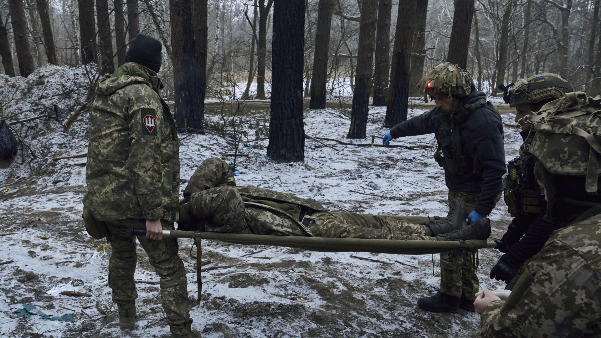 Военные медики несут раненого украинского солдата Военные медики несут раненого украинского солдата - РИА Новости, 1920, 05.01.2024