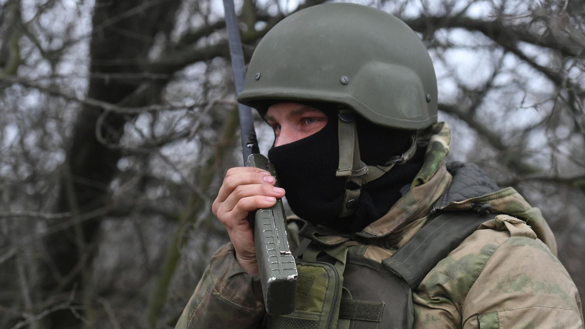 Военнослужащий Вооруженных сил России наблюдает за результатом боевой работы самоходной артиллерийской установки (САУ) Акация Военнослужащий Вооруженных сил России наблюдает за результатом боевой работы самоходной артиллерийской установки (САУ) Акация - РИА Новости, 1920, 23.01.2023