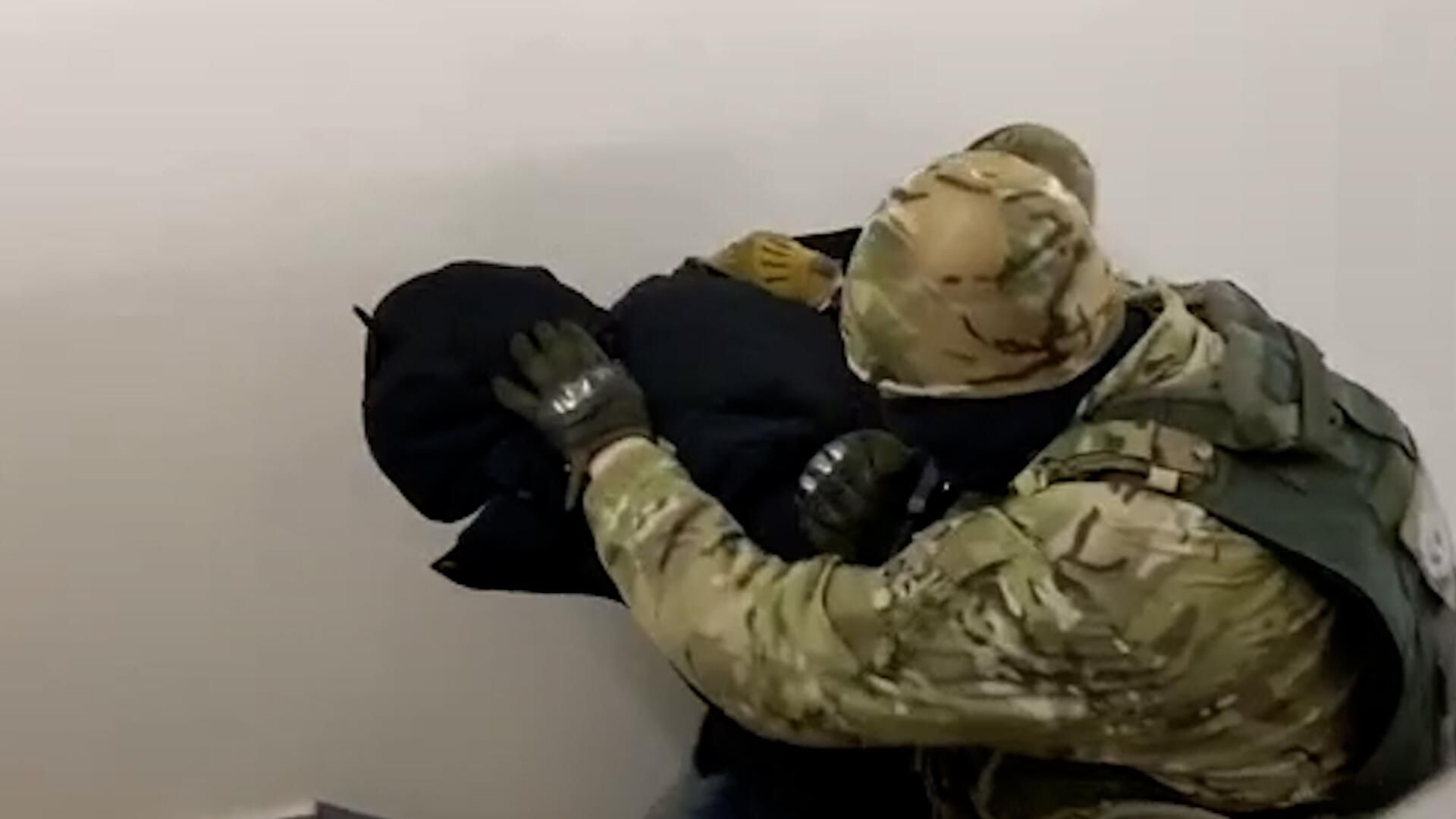 Кадры задержания агента спецслужб Украины, который планировал теракт против полицейских Кадры задержания агента спецслужб Украины, который планировал теракт против полицейских - РИА Новости, 1920, 23.01.2023