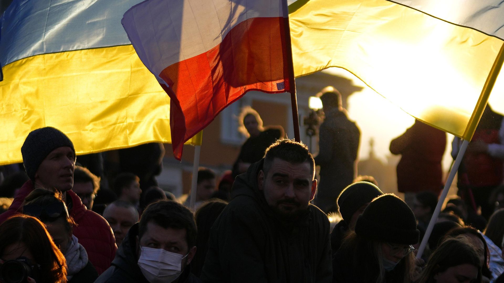 Люди с флагами Украины и Польши Люди с флагами Украины и Польши - РИА Новости, 1920, 29.09.2023