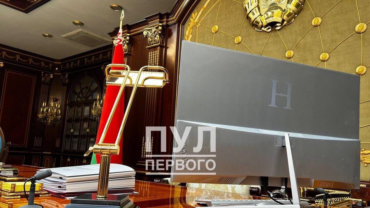 Белорусский компьютер H на столе Президента Белоруссии Александра Лукашенко Белорусский компьютер H на столе Президента Белоруссии Александра Лукашенко - РИА Новости, 1920, 23.01.2023