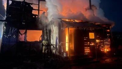 Тушение пожара в 2-х этажном деревянном доме в селе Междугранка в Амурской области Тушение пожара в 2-х этажном деревянном доме в селе Междугранка в Амурской области - РИА Новости, 1920, 16.05.2023