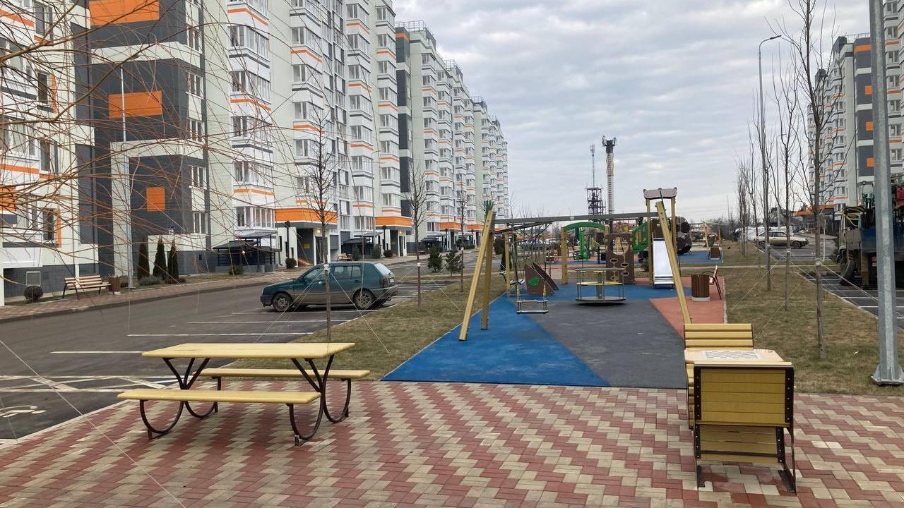 Двор в новом квартале в Мариуполе Двор в новом квартале в Мариуполе - РИА Новости, 1920, 16.02.2023