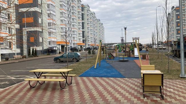 Двор в новом квартале в Мариуполе Двор в новом квартале в Мариуполе