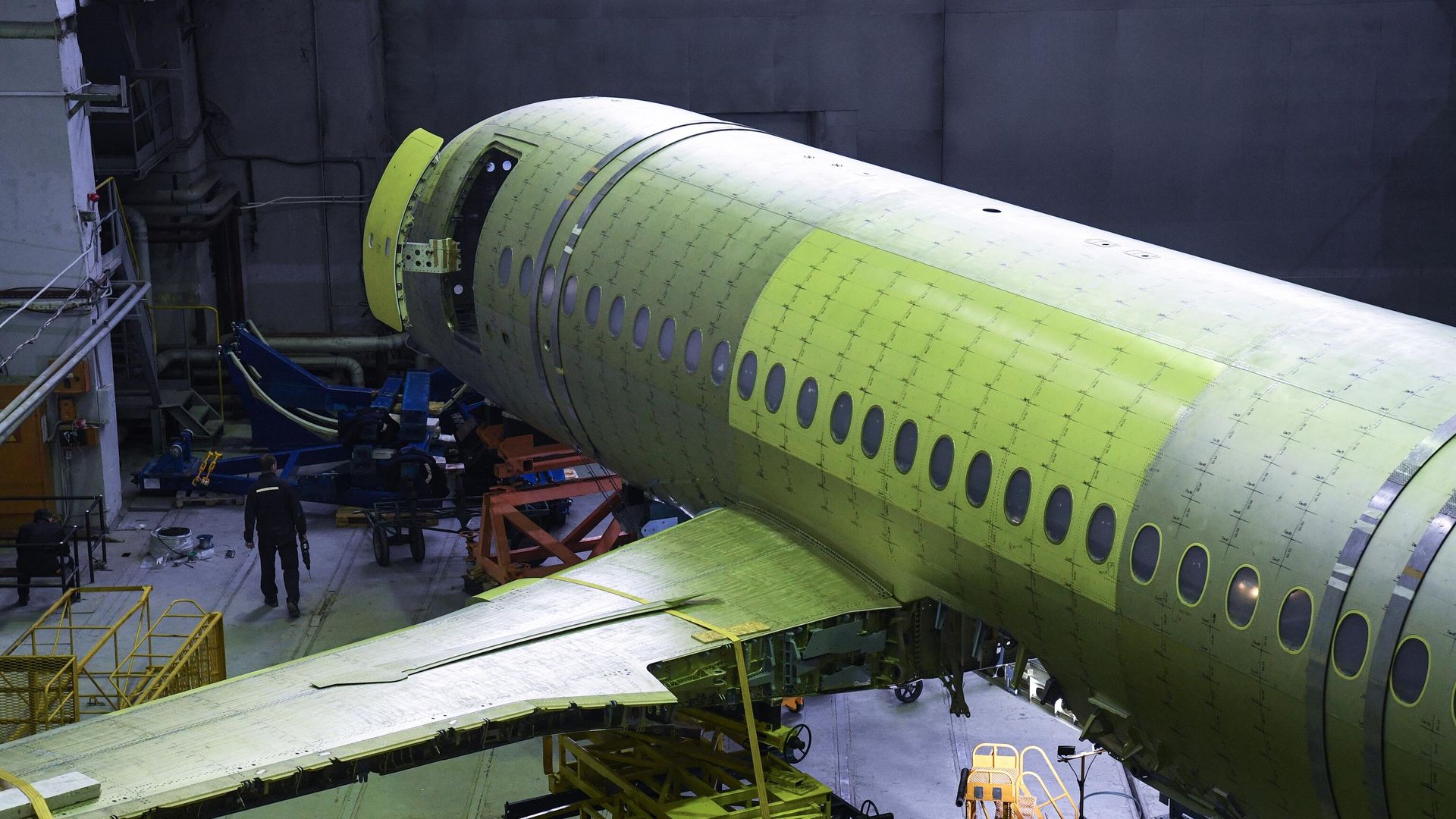 Монтаж стенда для испытаний планера импортозамещенной версии Superjet-100 (SSJ-NEW) Монтаж стенда для испытаний планера импортозамещенной версии Superjet-100 (SSJ-NEW) - РИА Новости, 1920, 23.03.2023