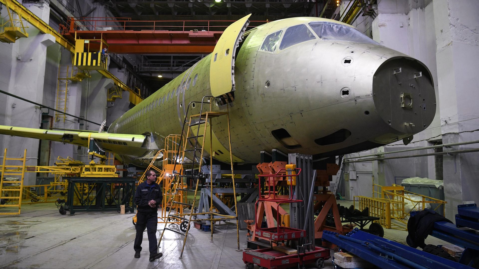 Монтаж стенда для испытаний планера импортозамещенной версии Superjet-100 (SSJ-NEW) Монтаж стенда для испытаний планера импортозамещенной версии Superjet-100 (SSJ-NEW) - РИА Новости, 1920, 13.06.2023