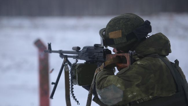 Белорусский военнослужащий во время учений Белорусский военнослужащий во время учений