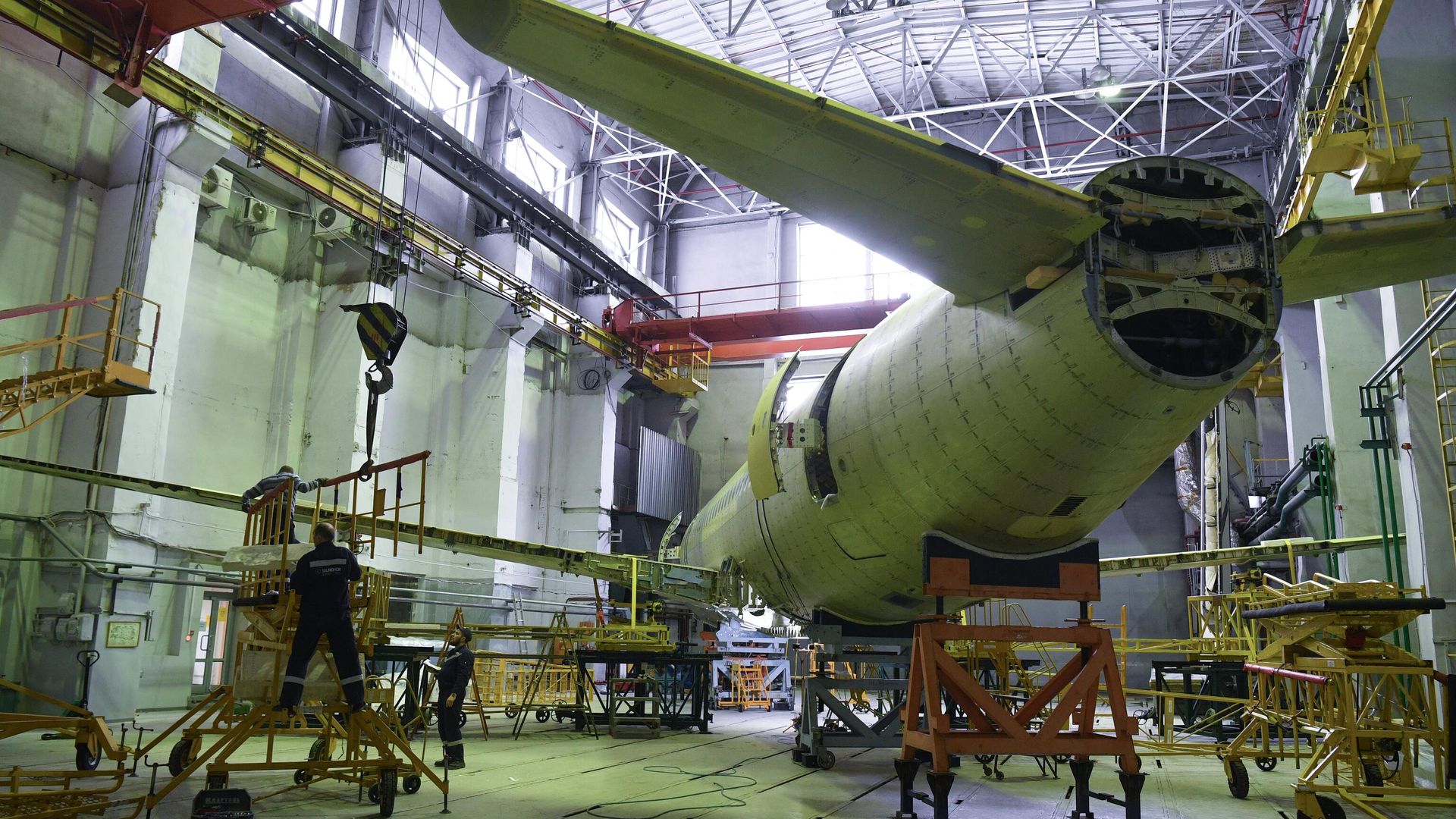 Монтаж стенда для испытаний планера импортозамещенной версии Superjet-100 (SSJ-NEW) Монтаж стенда для испытаний планера импортозамещенной версии Superjet-100 (SSJ-NEW) - РИА Новости, 1920, 26.07.2023
