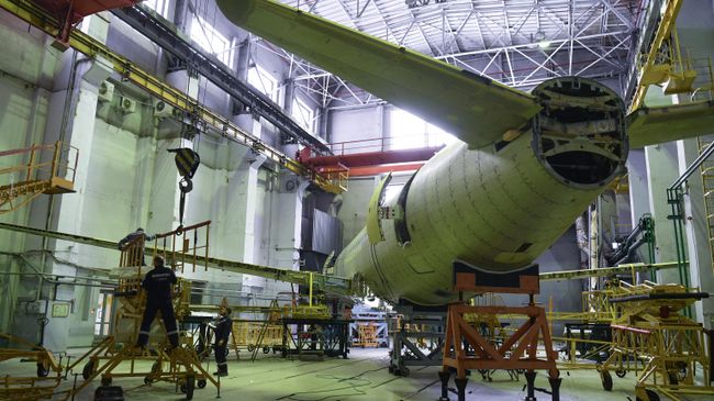 Монтаж стенда для испытаний планера импортозамещенной версии Superjet-100 (SSJ-NEW)