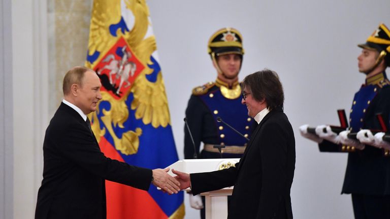 Президент РФ Владимир Путин и художественный руководитель, главный дирижер Государственного симфонического оркестра Новая Россия и камерного ансамбля Солисты Москвы Юрий Башмет (справа) на церемонии вручения Государственных премий РФ в области науки и технологий, литературы и искусства, за выдающиеся достижения в правозащитной деятельности за 2021 год и золотых медалей Герой Труда РФ Президент РФ Владимир Путин и художественный руководитель, главный дирижер Государственного симфонического оркестра Новая Россия и камерного ансамбля Солисты Москвы Юрий Башмет (справа) на церемонии вручения Государственных премий РФ в области науки и технологий, литературы и искусства, за выдающиеся достижения в правозащитной деятельности за 2021 год и золотых медалей Герой Труда РФ