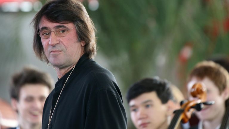 Музыкант Юрий Башмет во время выступления Всероссийского юношеского симфонического оркестра под руководством Ю.Башмета в терминале железнодорожного вокзала Адлера Музыкант Юрий Башмет во время выступления Всероссийского юношеского симфонического оркестра под руководством Ю.Башмета в терминале железнодорожного вокзала Адлера