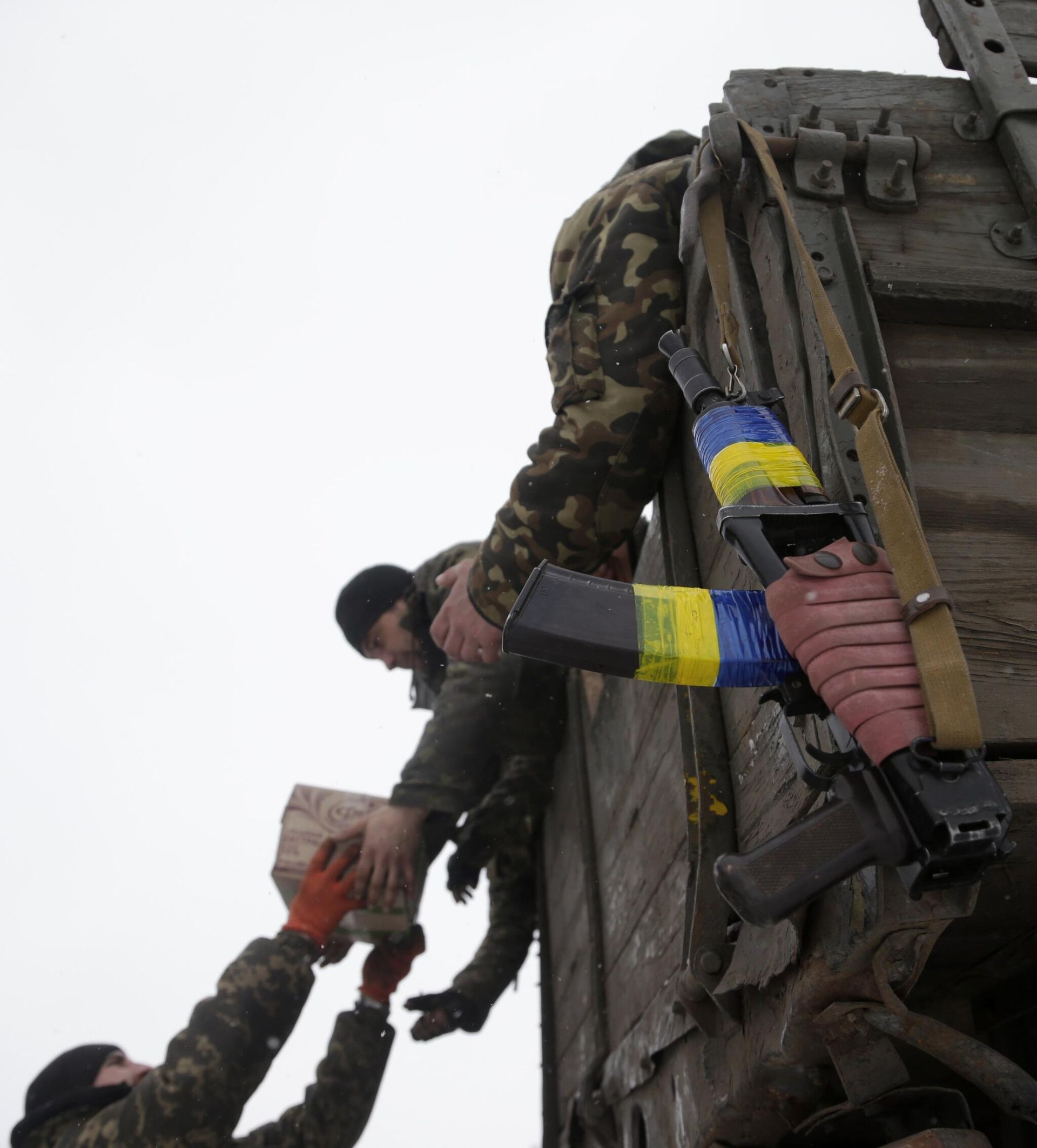 Украинские военнослужащие разгружают коробки с продовольственными пайками Украинские военнослужащие разгружают коробки с продовольственными пайками - РИА Новости, 1920, 10.03.2023