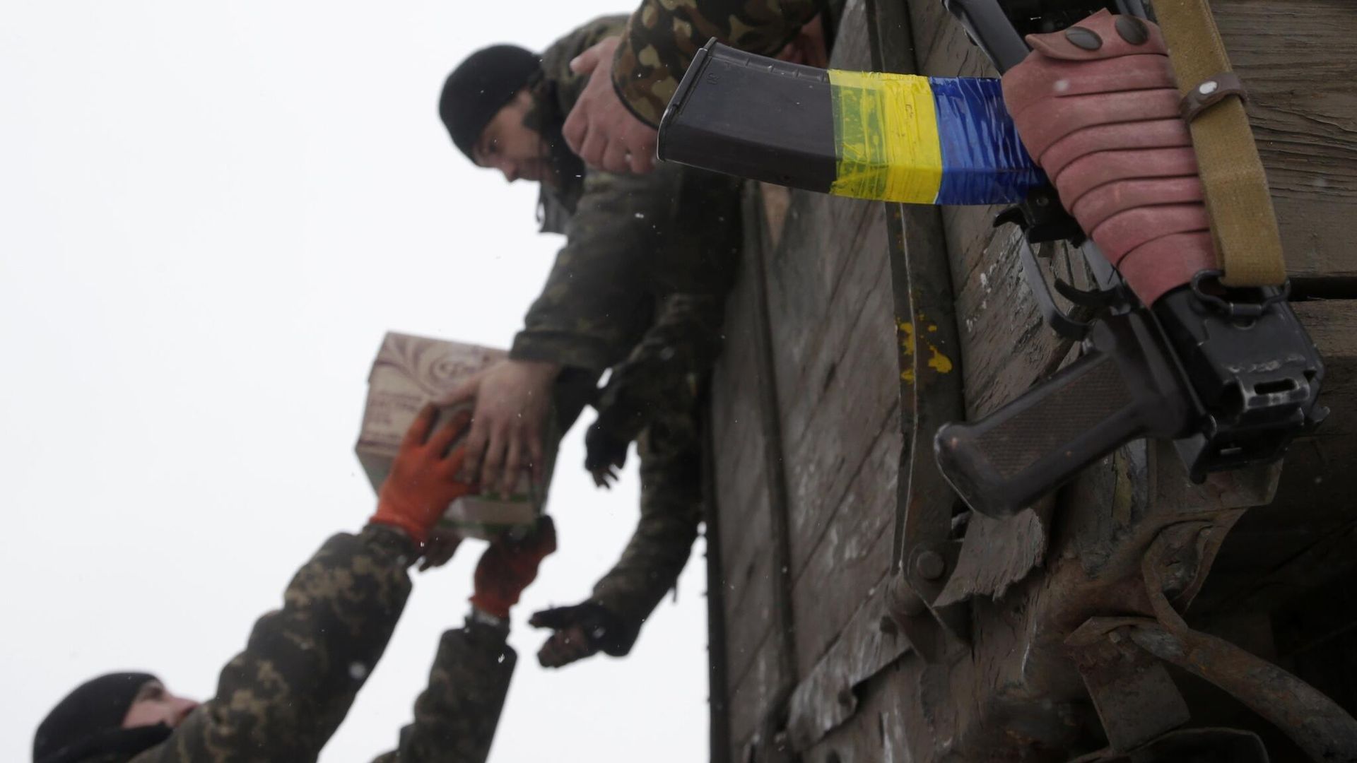 Украинские военнослужащие разгружают коробки с продовольственными пайками Украинские военнослужащие разгружают коробки с продовольственными пайками - РИА Новости, 1920, 31.01.2023