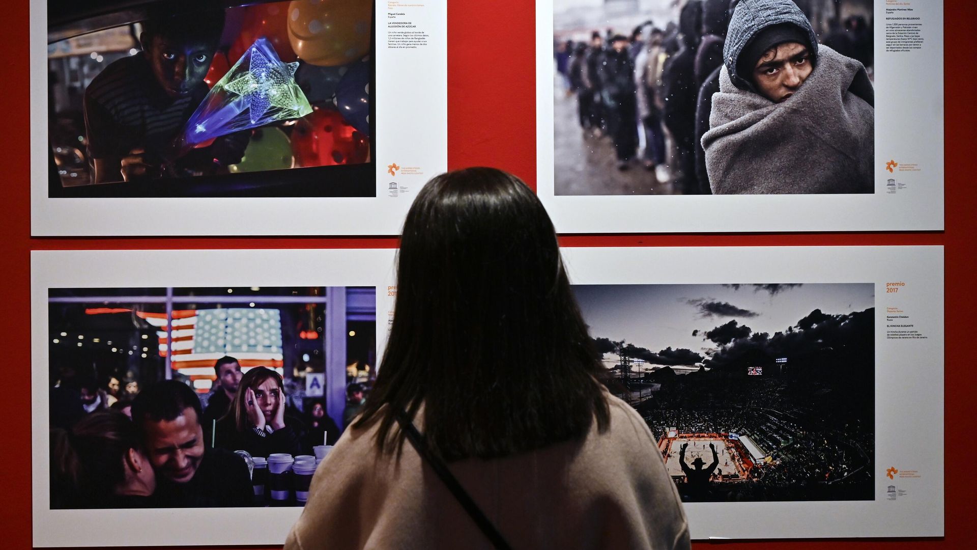 Посетительница на открытии выставки Международного конкурса фотожурналистики имени Андрея Стенина в Барселоне Посетительница на открытии выставки Международного конкурса фотожурналистики имени Андрея Стенина в Барселоне - РИА Новости, 1920, 26.01.2023