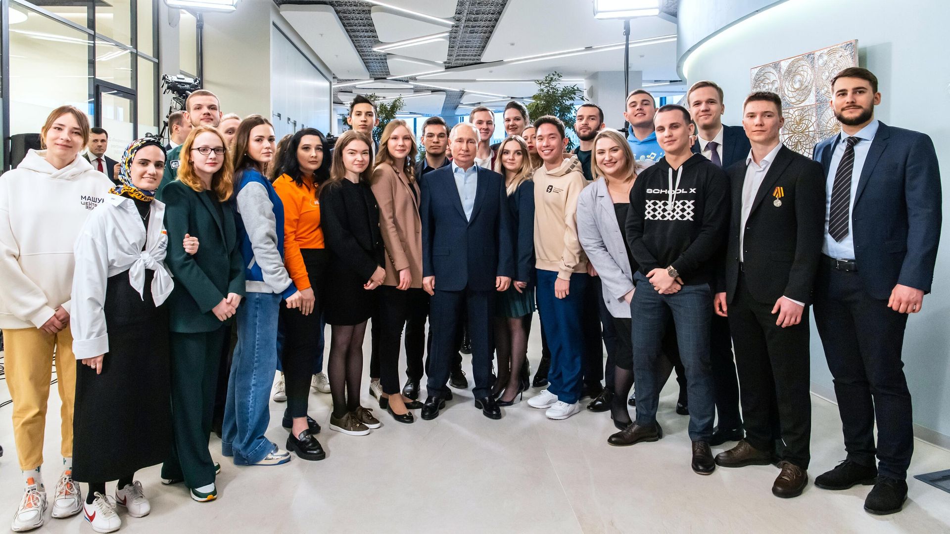 Президент РФ Владимир Путин фотографируется со студентами во время посещения МГУ имени М.В. Ломоносова Президент РФ Владимир Путин фотографируется со студентами во время посещения МГУ имени М.В. Ломоносова - РИА Новости, 1920, 25.01.2023