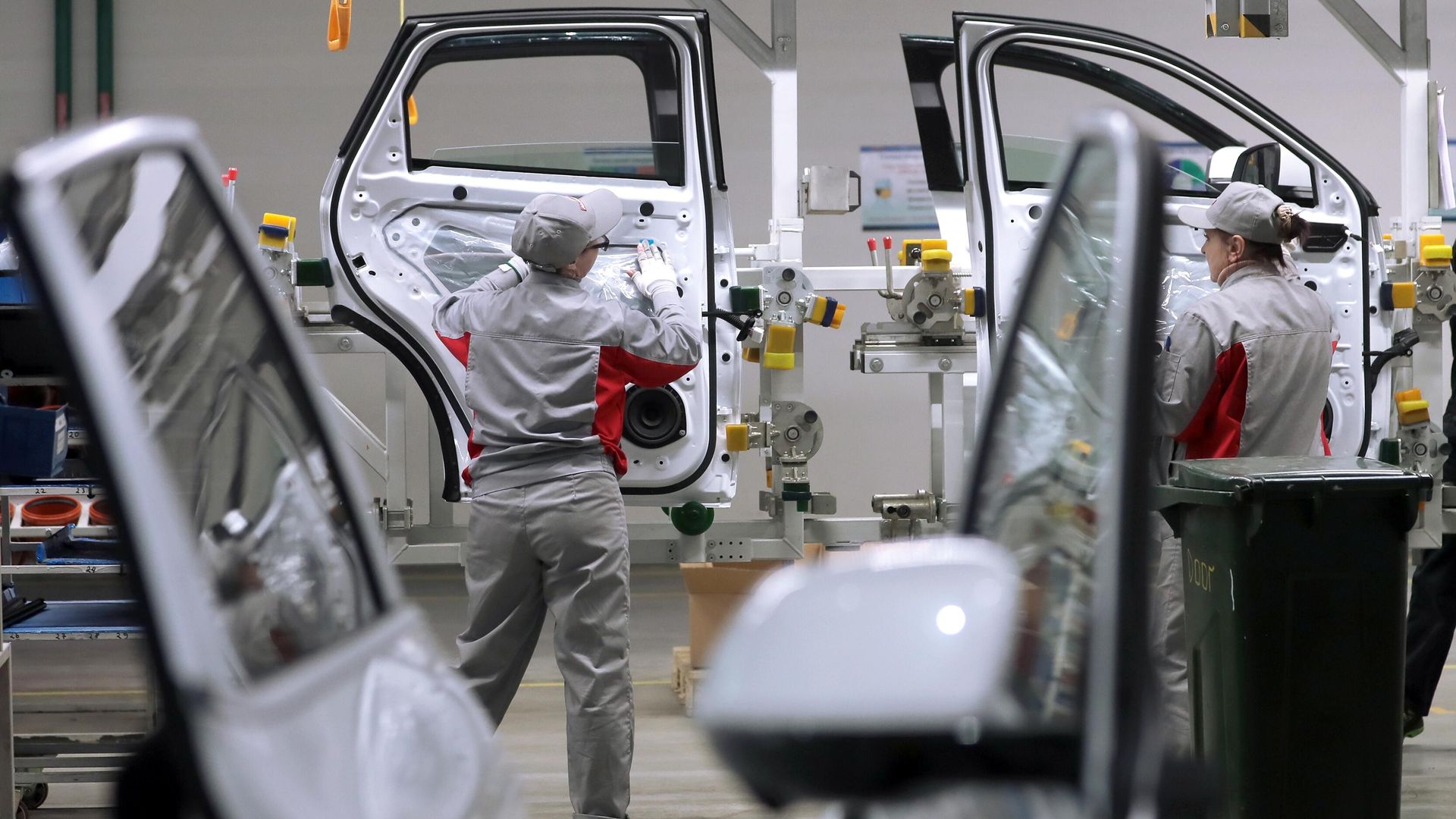 Сотрудницы завода Haval в Тульской области работают в цехе сборки автомобилей Сотрудницы завода Haval в Тульской области работают в цехе сборки автомобилей - РИА Новости, 1920, 29.03.2023