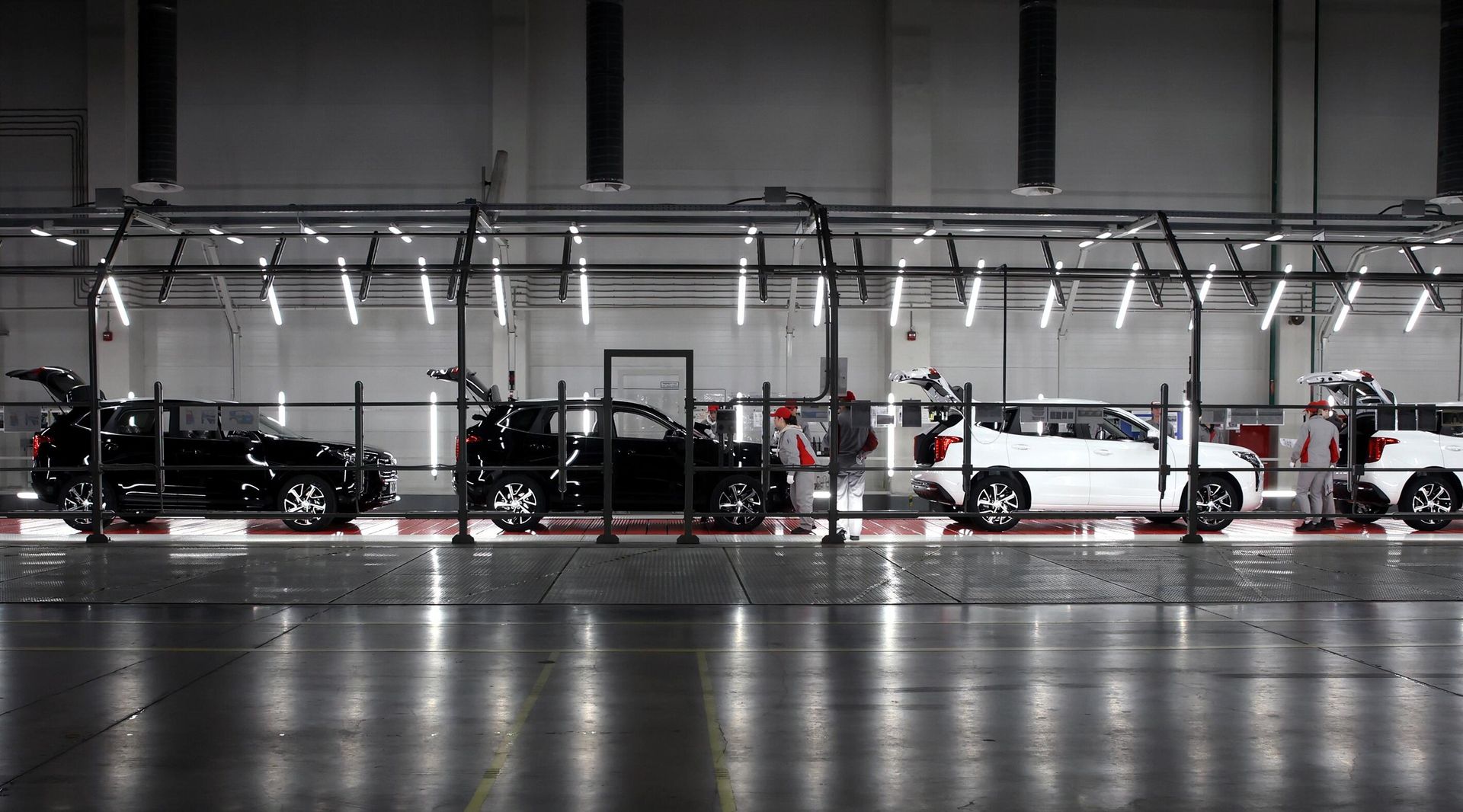 Сотрудники завода Haval в Тульской области работают в цехе контроля качества внешней сборки автомобилей