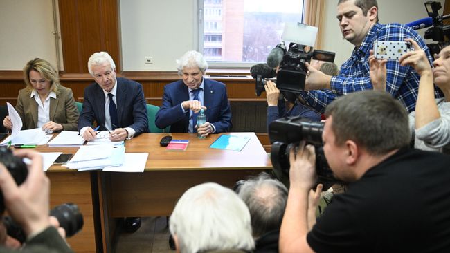 Члены Московской Хельсинкской группы Светлана Астраханцева и адвокат, член Московской Хельсинкской группы Генри Резник (справа) на заседании Московского городского суда