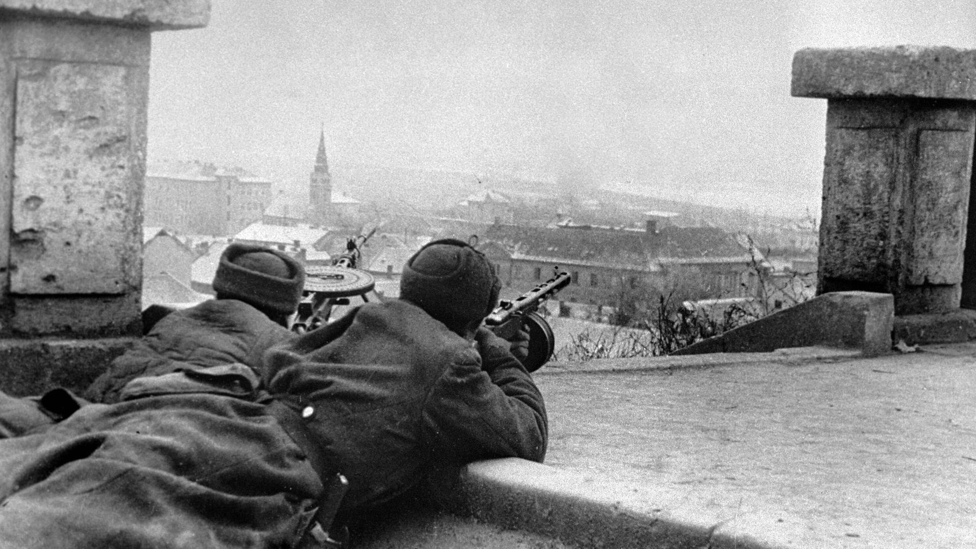 Бойцы стрелковой части ведут бой на улицах Будапешта. 11 февраля 1945 Бойцы стрелковой части ведут бой на улицах Будапешта. 11 февраля 1945 - РИА Новости, 1920, 22.06.2023