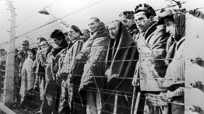 Узники концентрационного лагеря Освенцим. Архивное фото Узники концентрационного лагеря Освенцим. Архивное фото