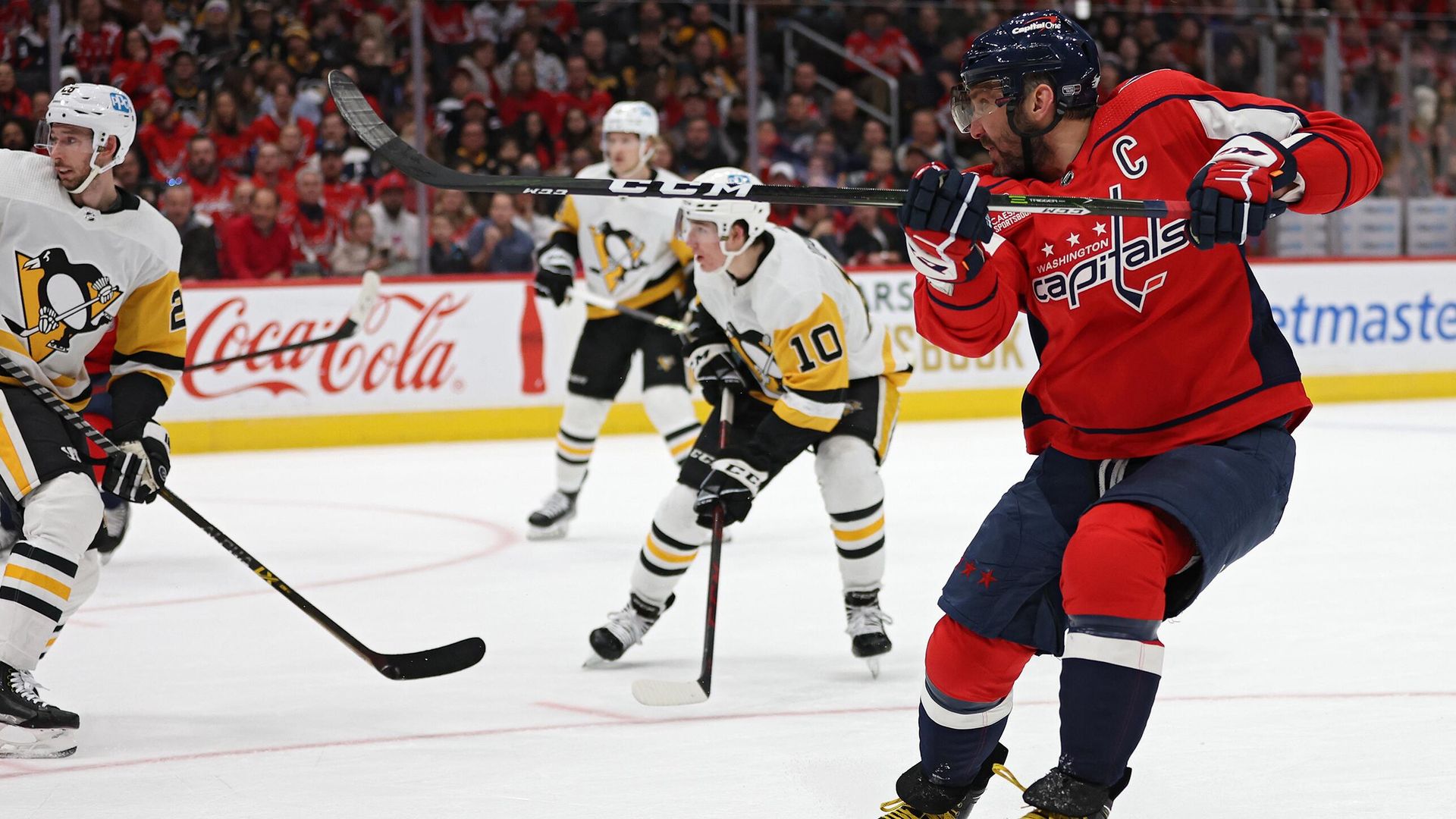 Хоккеист Вашингтон Кэпиталз Александр Овечкин (справа) в матче против Питтсбург Пингвинз Хоккеист Вашингтон Кэпиталз Александр Овечкин (справа) в матче против Питтсбург Пингвинз - РИА Новости, 1920, 27.01.2023