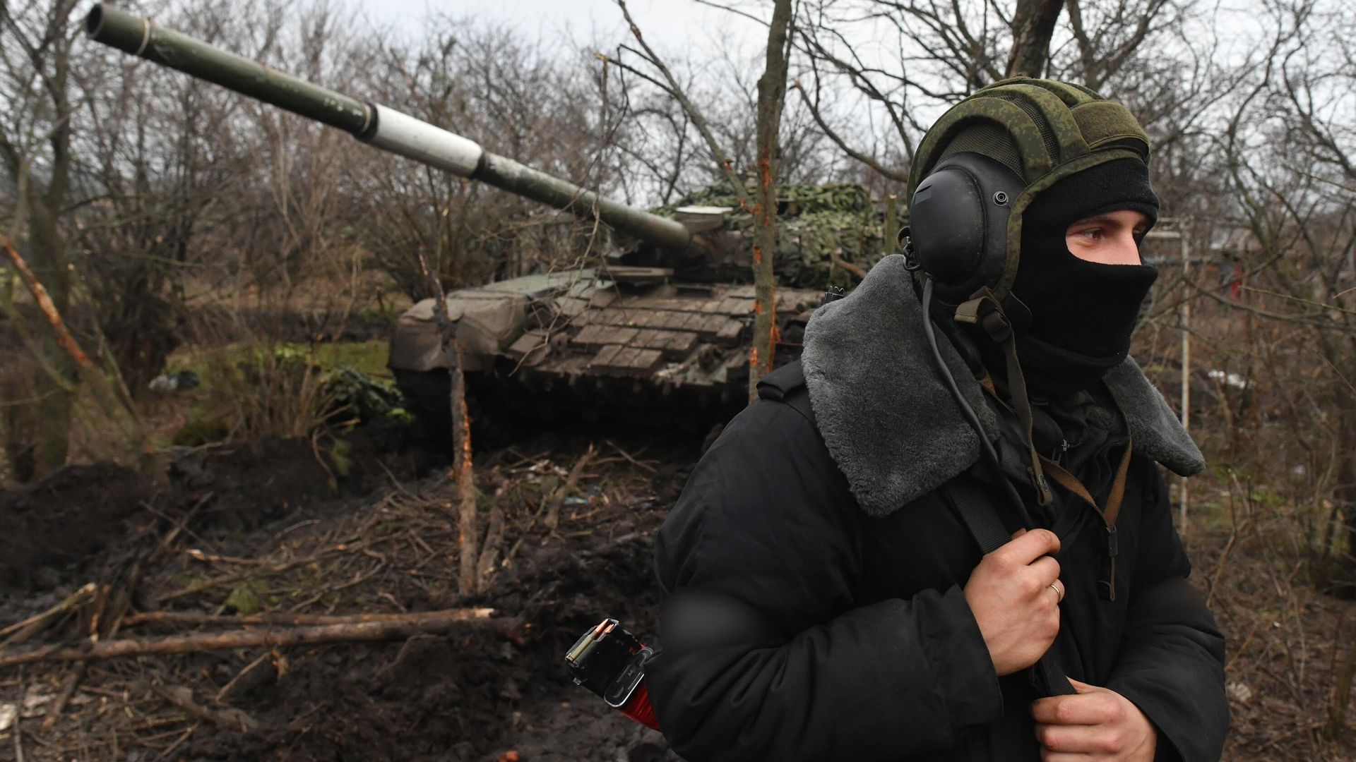 Боец у одного из танков Т-72 в южном секторе в ходе специальной военной операции Боец у одного из танков Т-72 в южном секторе в ходе специальной военной операции - РИА Новости, 1920, 30.01.2023