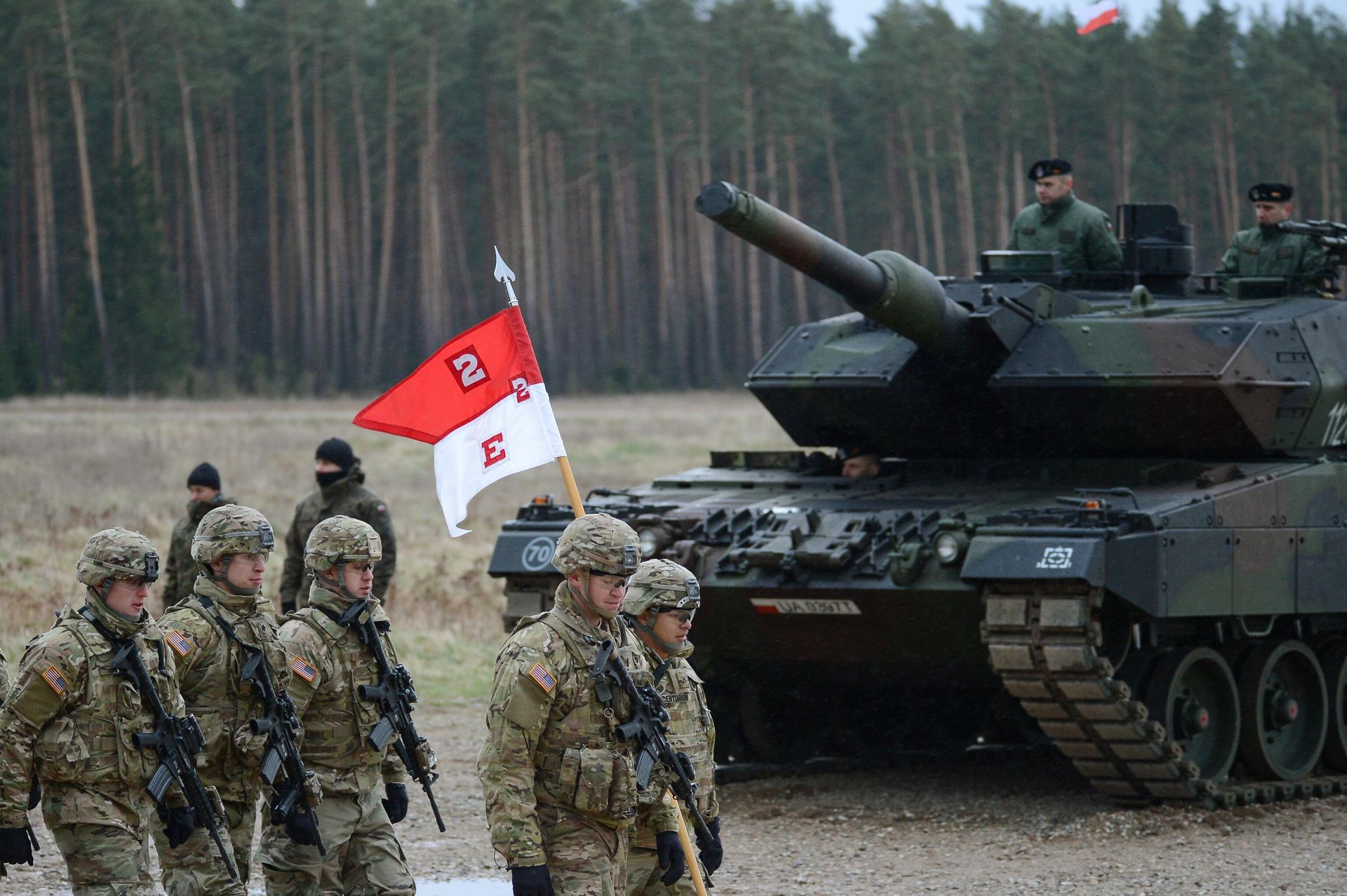 Военнослужащие и танк PT-91 Twardy на полигоне в Ожише Военнослужащие и танк PT-91 Twardy на полигоне в Ожише - РИА Новости, 1920, 31.10.2024
