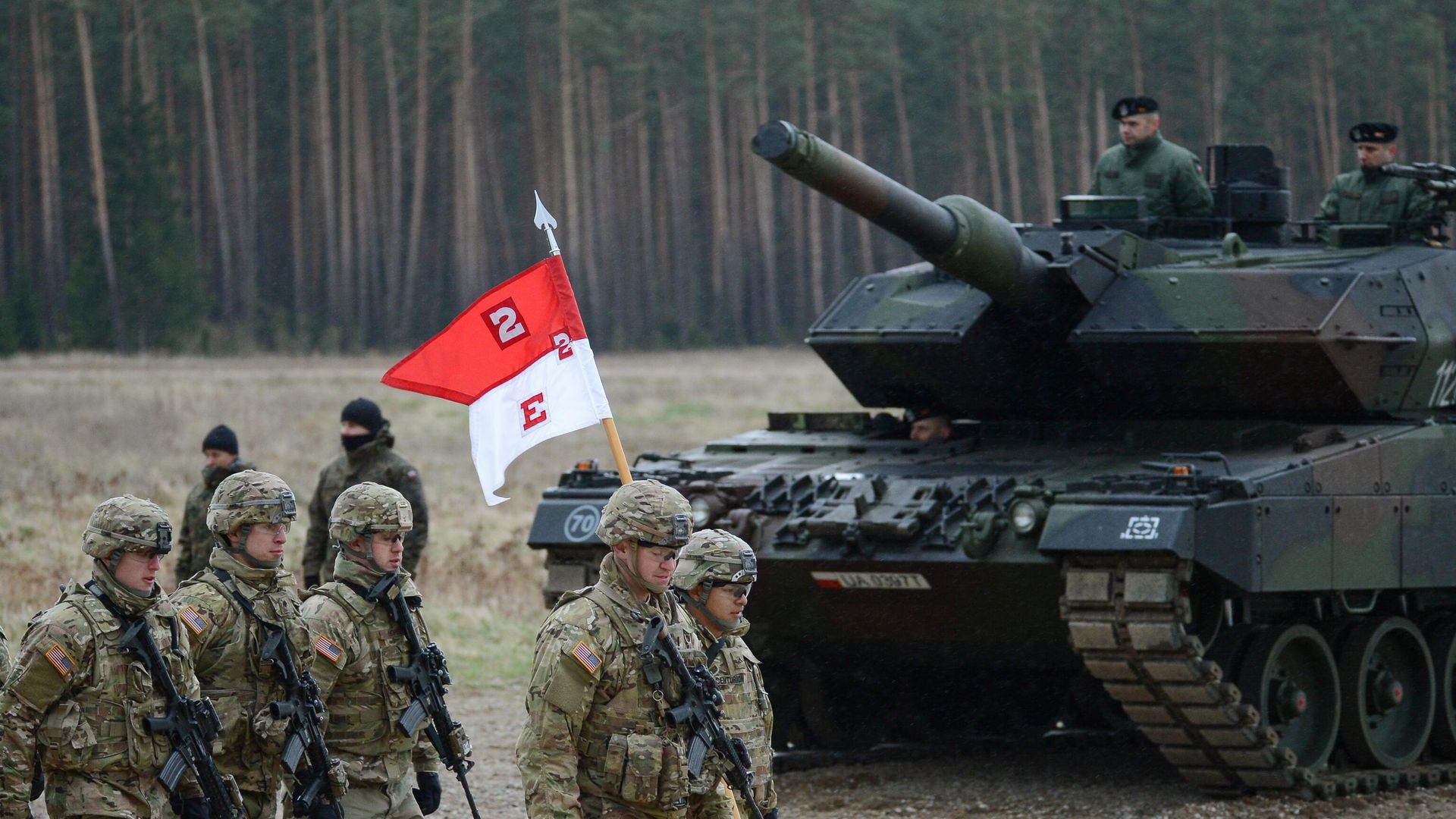 Военнослужащие и танк PT-91 Twardy на полигоне в Ожише Военнослужащие и танк PT-91 Twardy на полигоне в Ожише - РИА Новости, 1920, 12.08.2024