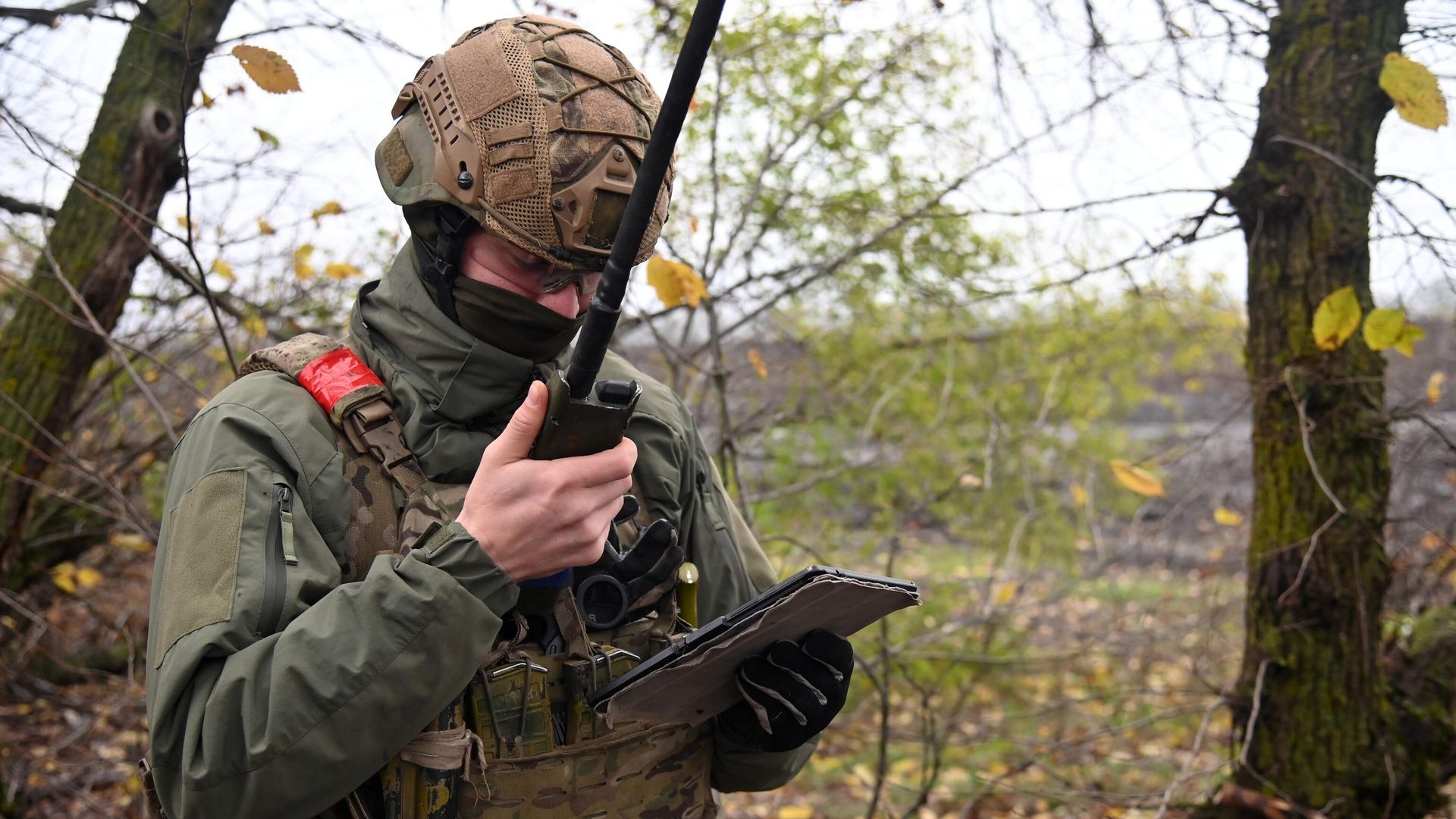 Военнослужащий разведгруппы ВС РФ выполняют разведку с помощью БПЛА в зоне СВО Военнослужащий разведгруппы ВС РФ выполняют разведку с помощью БПЛА в зоне СВО - РИА Новости, 1920, 27.01.2023