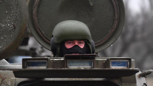 Военнослужащий на бронетранспортере МТ-ЛБ с зенитной установкой ЗУ-23 в месте расположения ВС РФ в южном секторе СВО