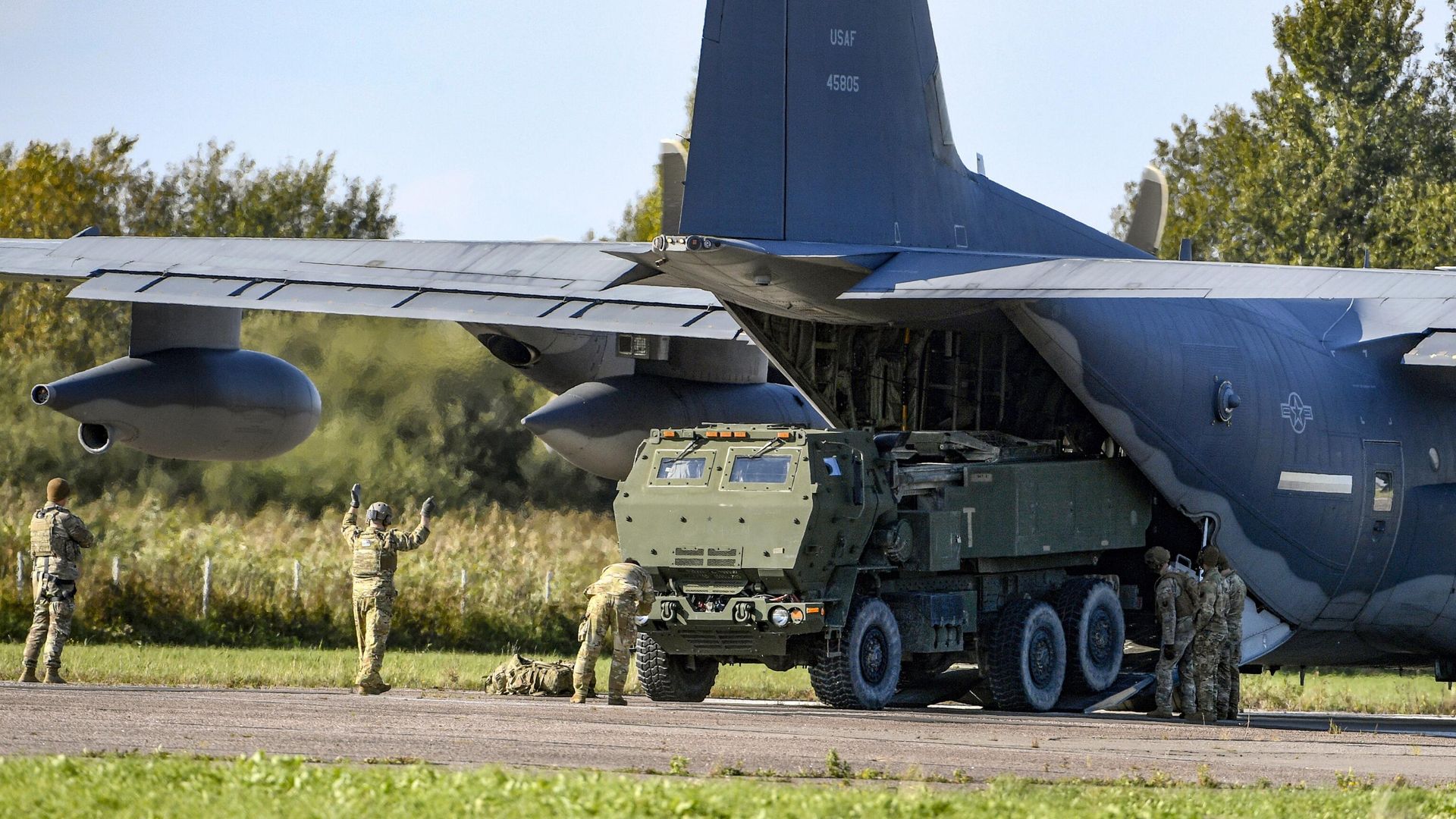 Разгрузка американской реактивной системы залпового огня HIMARS в аэропорту Спилве в Риге - РИА Новости, 1920, 04.02.2023