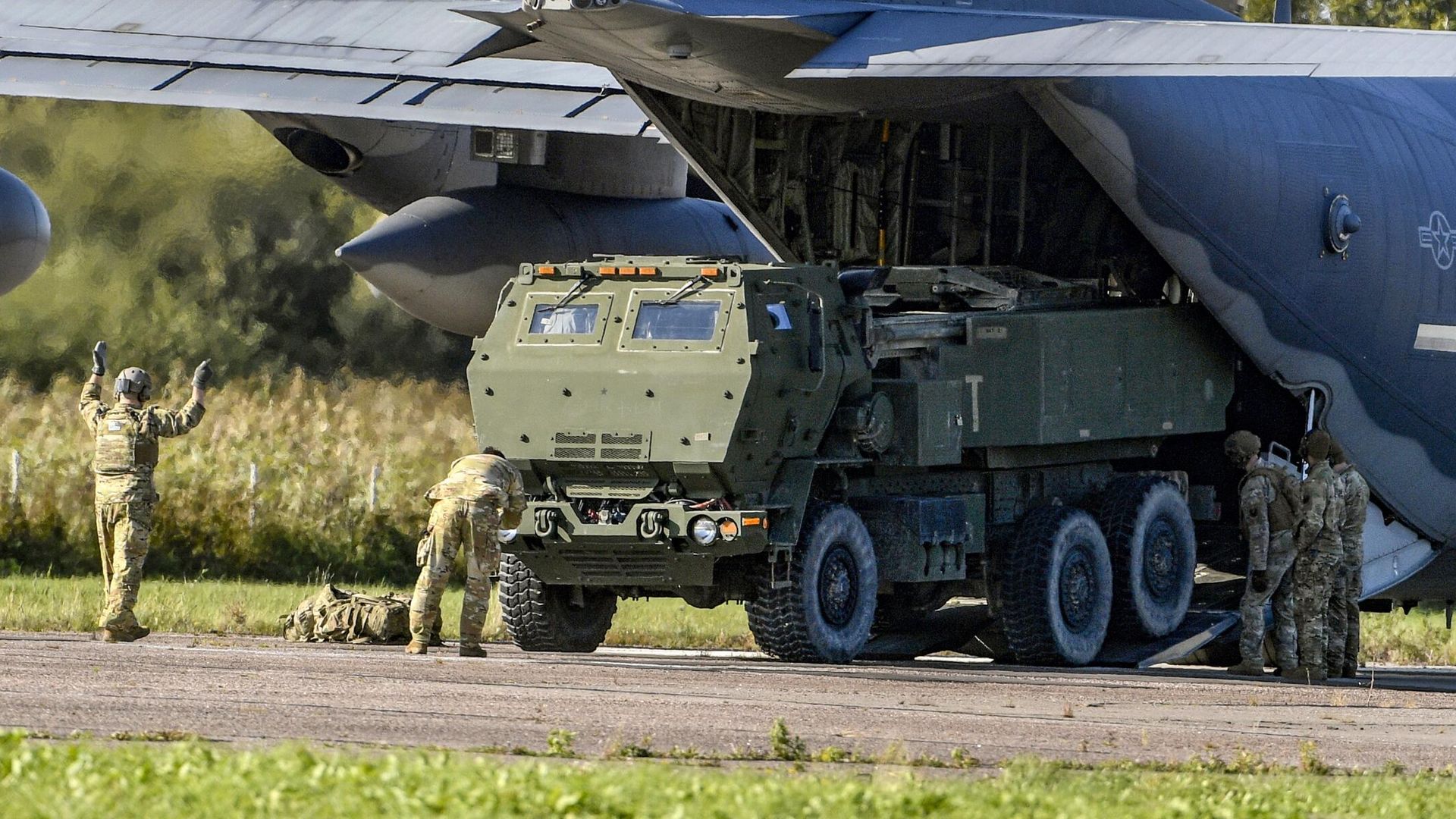 Разгрузка американской реактивной системы залпового огня HIMARS в аэропорту Спилве в Риге Разгрузка американской реактивной системы залпового огня HIMARS в аэропорту Спилве в Риге - РИА Новости, 1920, 02.02.2023