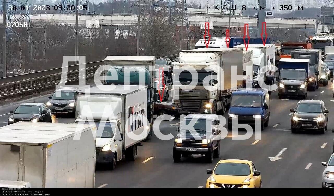 На внутренней стороне 8-го км МКАД (в районе пересечения Рязанского проспекта) столкнулись пять автомобилей На внутренней стороне 8-го км МКАД (в районе пересечения Рязанского проспекта) столкнулись пять автомобилей - РИА Новости, 1920, 30.01.2023