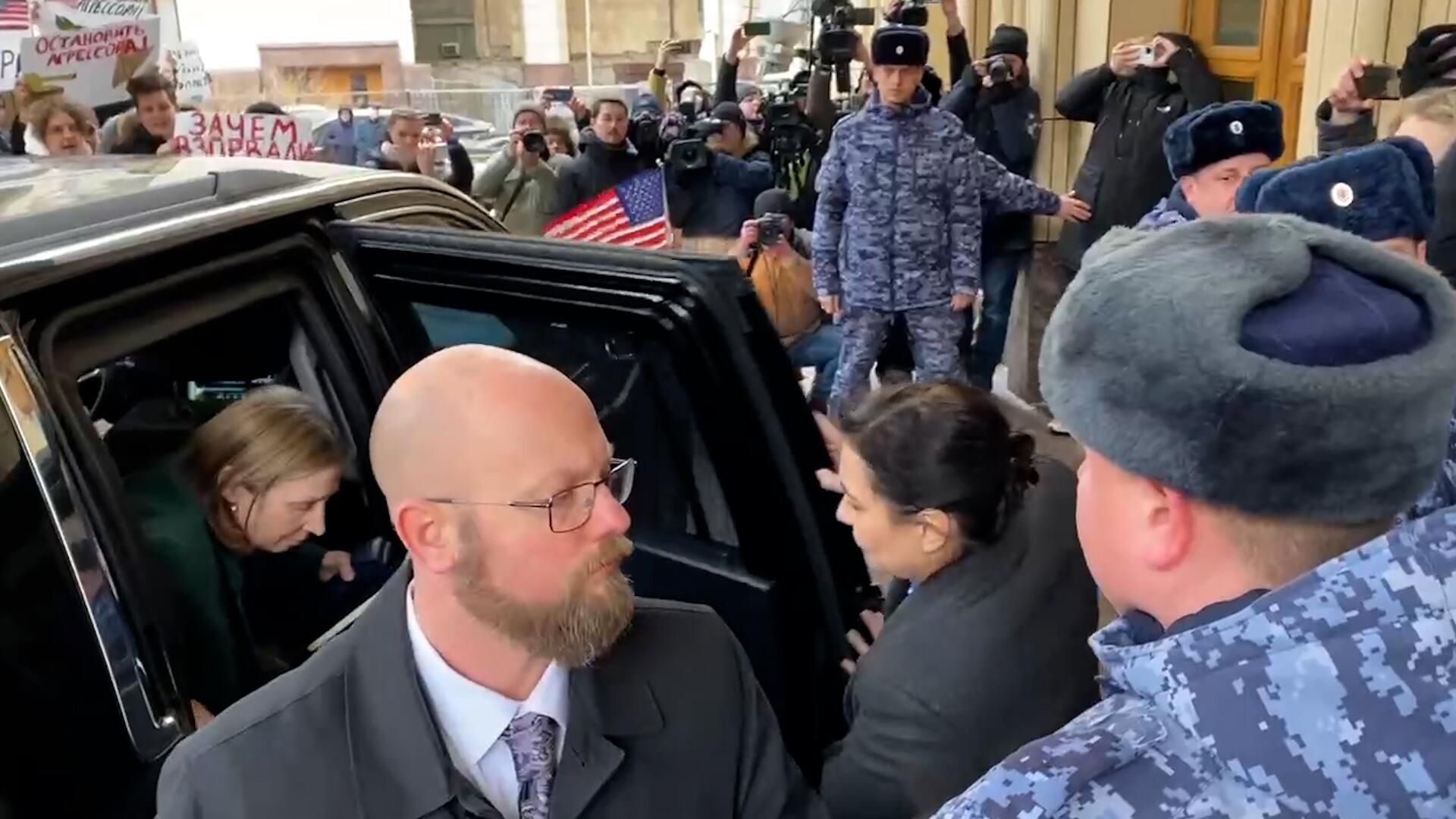 Радушный прием: активисты встретили нового посла США у здания МИД России Радушный прием: активисты встретили нового посла США у здания МИД России - РИА Новости, 1920, 30.01.2023