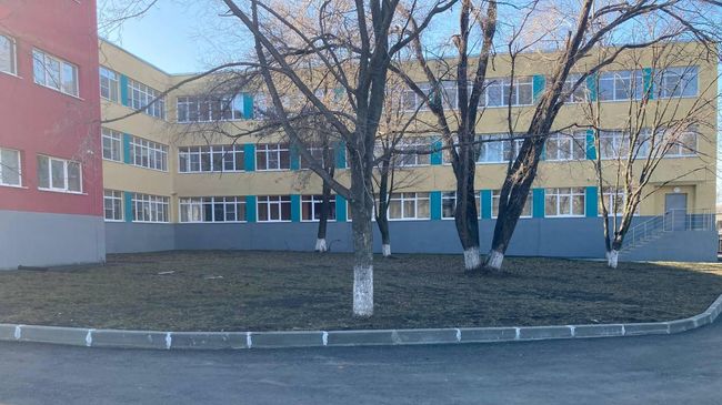 Двор 65-ой школы, где мариупольцы из соседних домов хоронили погибших во время боев Двор 65-ой школы, где мариупольцы из соседних домов хоронили погибших во время боев