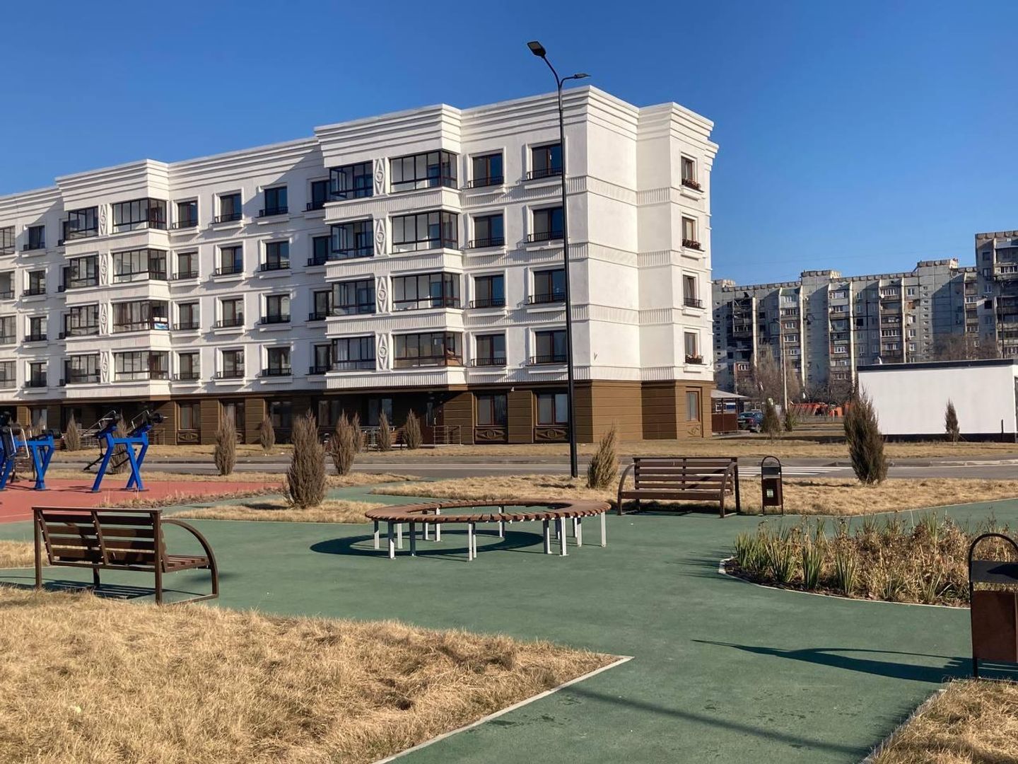 Вид на Новостройки ЖК Невский в Мариуполе. На фоне - разрушенные многоэтажки Вид на Новостройки ЖК Невский в Мариуполе. На фоне - разрушенные многоэтажки