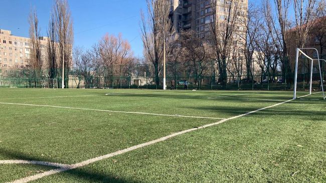 Футбольное поле в 65-ой школе Мариуполя Футбольное поле в 65-ой школе Мариуполя
