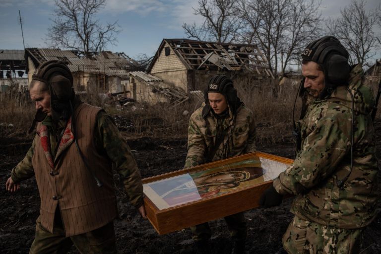 Военнослужащие несут икону после окончания крещенского богослужения на позициях танкистов в ЛНР Военнослужащие несут икону после окончания крещенского богослужения на позициях танкистов в ЛНР
