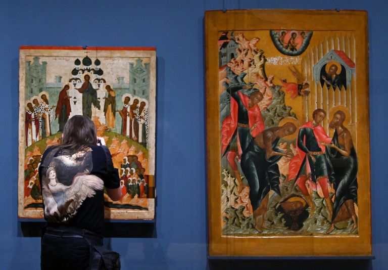 Посетитель фотографирует экспонаты, представленные на выставке Великое княжество. Сокровища Владимиро-Суздальской земли в Новой Третьяковке на Крымском валу в Москве Посетитель фотографирует экспонаты, представленные на выставке Великое княжество. Сокровища Владимиро-Суздальской земли в Новой Третьяковке на Крымском валу в Москве