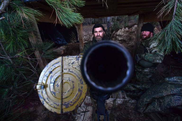 Военнослужащие казачьего батальона Терек на боевой позиции в районе Кинбурнской косы Военнослужащие казачьего батальона Терек на боевой позиции в районе Кинбурнской косы