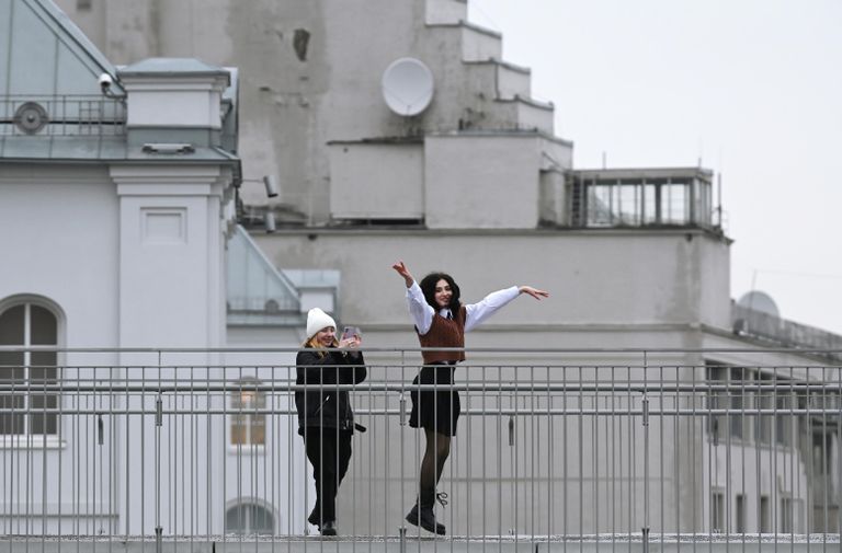 Девушки фотографируются у здания культурного центра ГЭС-2 в Москве Девушки фотографируются у здания культурного центра ГЭС-2 в Москве
