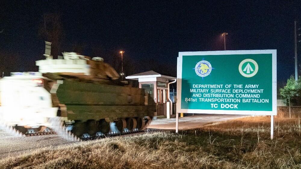 Отправка американских БМП Bradley на Украину Отправка американских БМП Bradley на Украину - РИА Новости, 1920, 17.02.2023