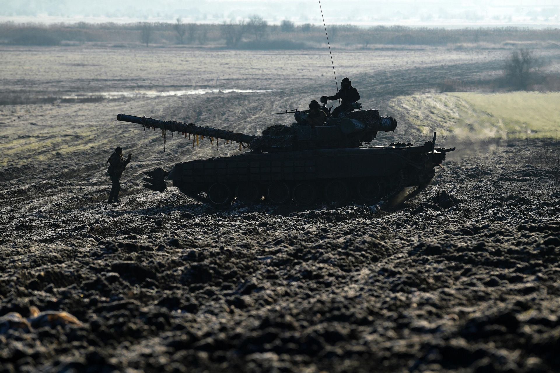 Экипаж танка Т-80 вооруженных сил РФ в зоне проведения СВО
