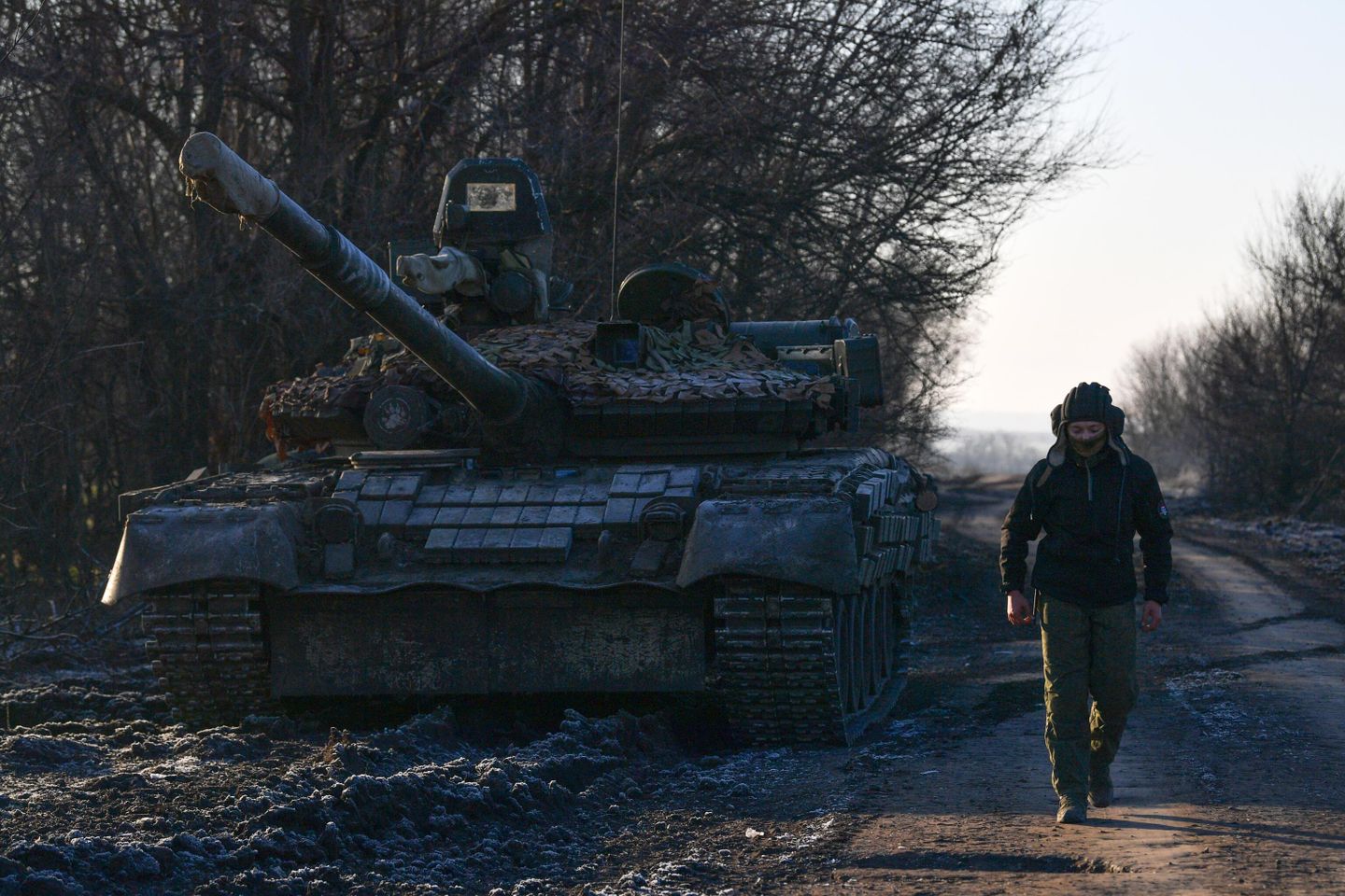 Военнослужащий вооруженных сил РФ у танка Т-80 в зоне проведения СВО