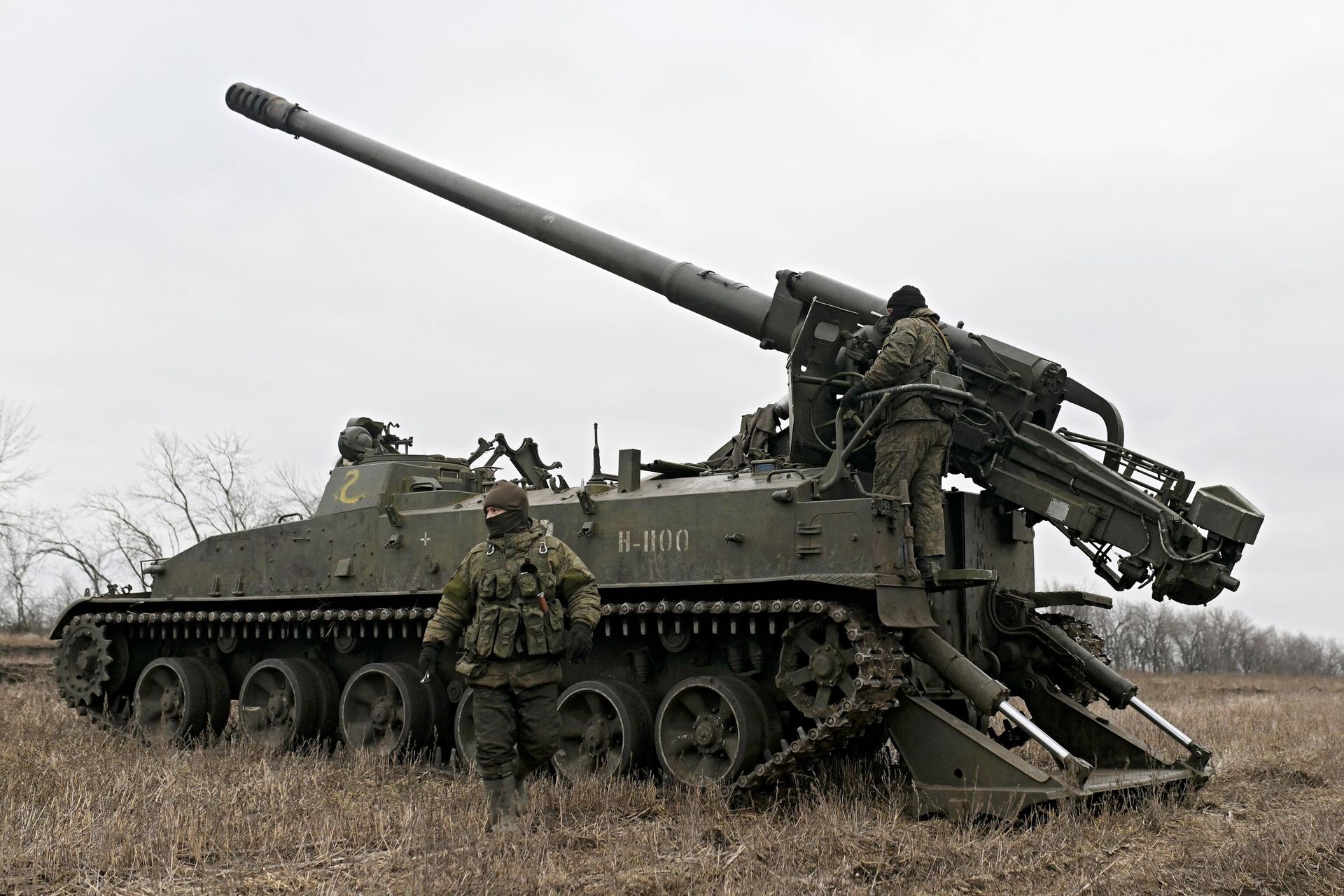 Военнослужащие МО РФ на самоходной артиллерийской установки (САУ) Гиацинт-С на сватовском направлении Военнослужащие МО РФ на самоходной артиллерийской установки (САУ) Гиацинт-С на сватовском направлении - РИА Новости, 1920, 07.02.2023