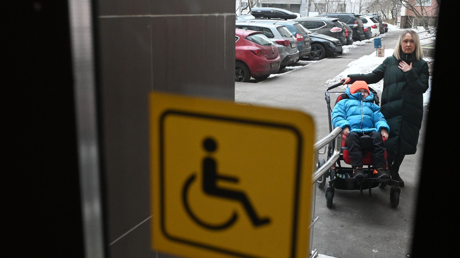 Знак инвалид на входе в подъезд жилого дома в Москве Знак инвалид на входе в подъезд жилого дома в Москве - РИА Новости, 1920, 06.02.2023
