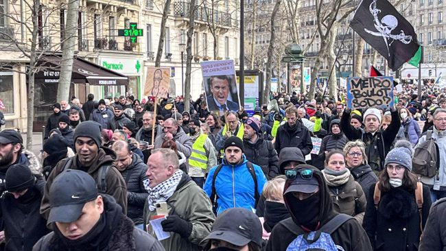 Участники акции протеста в Париже против повышения пенсионного возраста во Франции